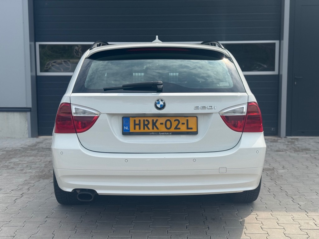 BMW-3-SERIE-320i TOURING / AIRCO NAVIGATIE PANORAMA XENON PDC-RONDOM
