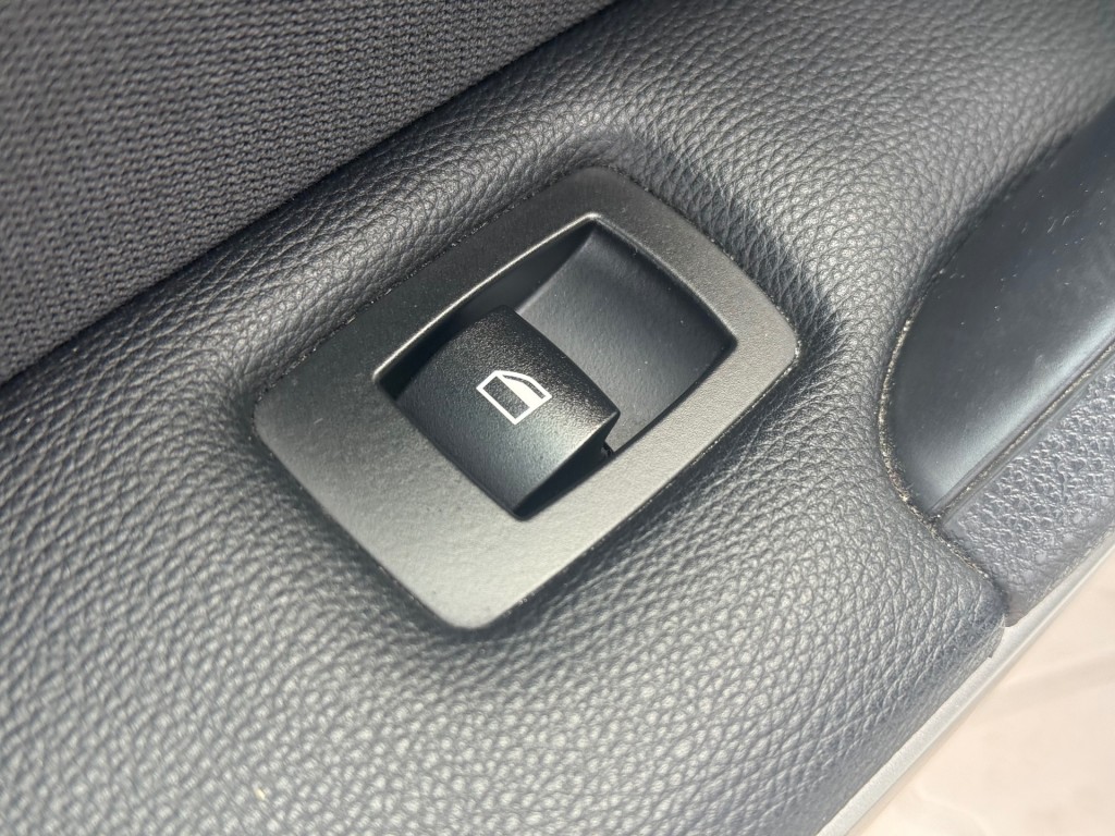 BMW-3-SERIE-320i TOURING / AIRCO NAVIGATIE PANORAMA XENON PDC-RONDOM