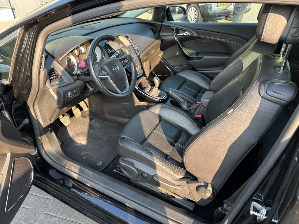 OPEL-ASTRA-1.4 T GTC Black Edition Clima Leder Trekhaak