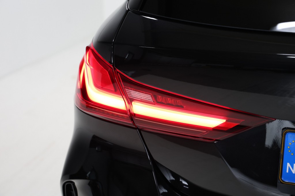 BMW-1-SERIE-118i M-Sport Aut. NAP/Pano/Stoelvw/Cam/Trekhaak