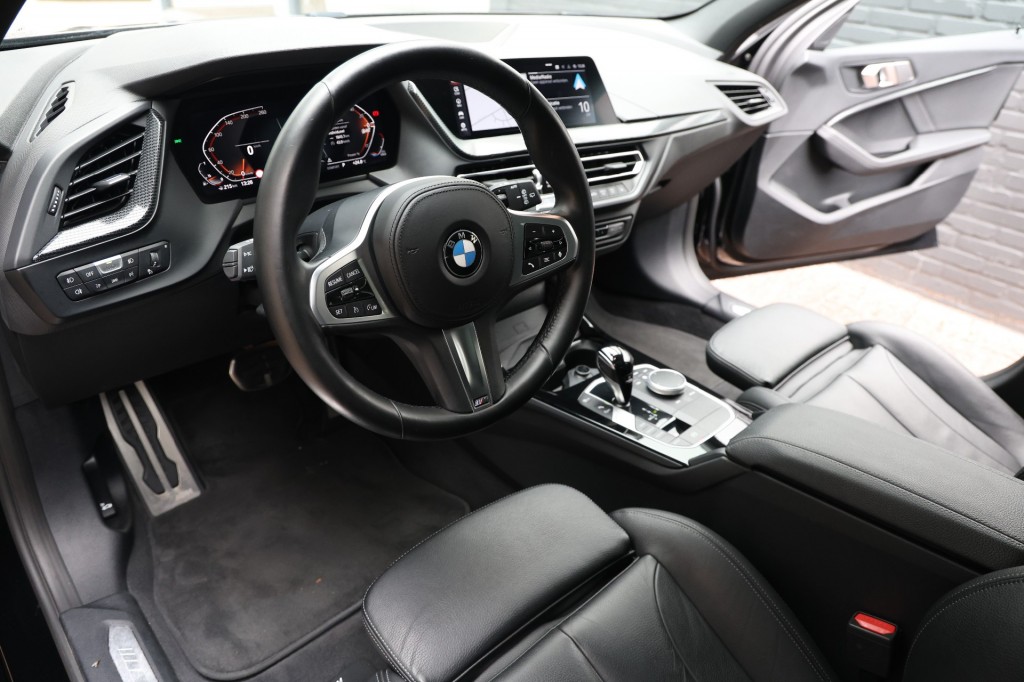 BMW-1-SERIE-118i M-Sport Aut. NAP/Pano/Stoelvw/Cam/Trekhaak