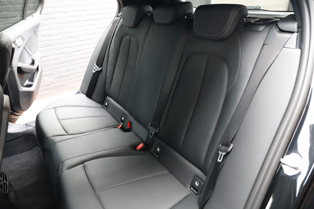 BMW-1-SERIE-118i M-Sport Aut. NAP/Pano/Stoelvw/Cam/Trekhaak