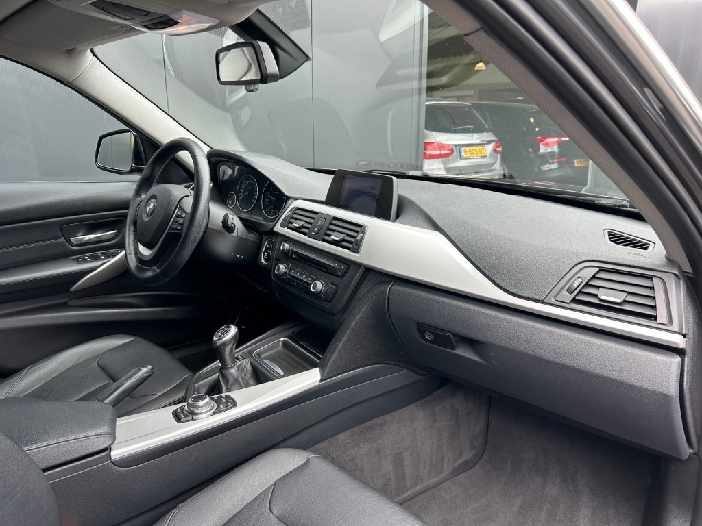 BMW-3-SERIE-316i Executive Xenon Leder Navi Cruise PDC NL-auto