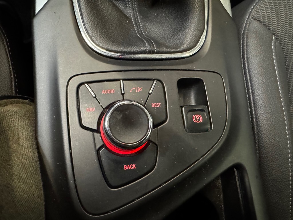 OPEL-INSIGNIA-Sports Tourer 1.6 T Cosmos / CLIMA / CRUISE / LM 20/ NAVI / PDC