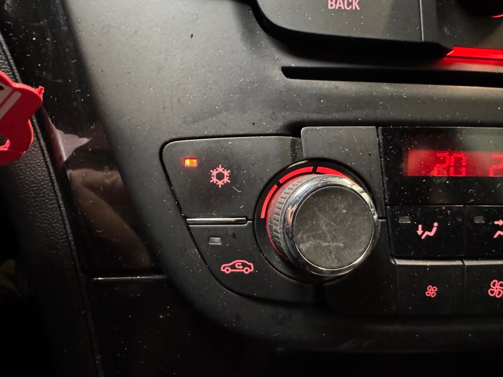 OPEL-INSIGNIA-Sports Tourer 1.6 T Cosmos / CLIMA / CRUISE / LM 20/ NAVI / PDC