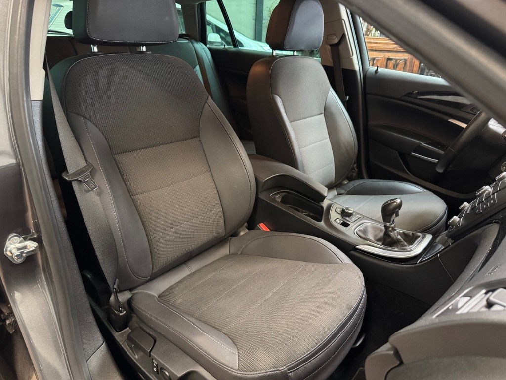 OPEL-INSIGNIA-Sports Tourer 1.6 T Cosmos / CLIMA / CRUISE / LM 20/ NAVI / PDC