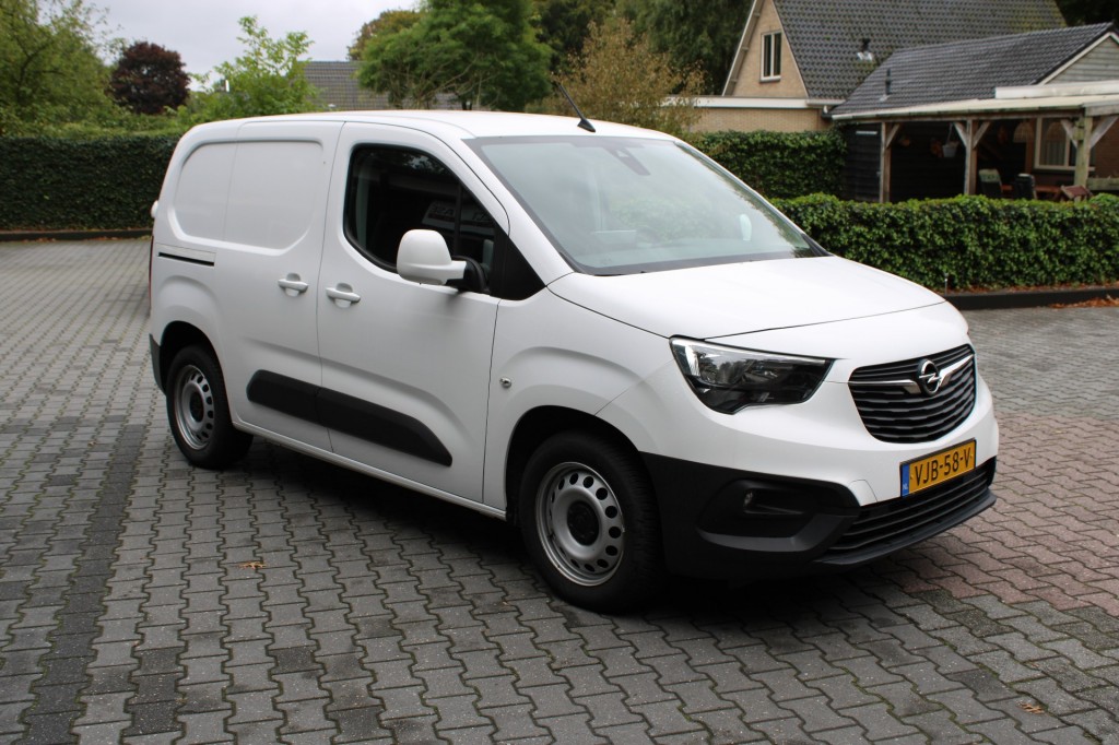 OPEL-COMBO-1.5D L1H1 EDITION 130PK AUTOMAAT Navi PDC Carplay Keyless
