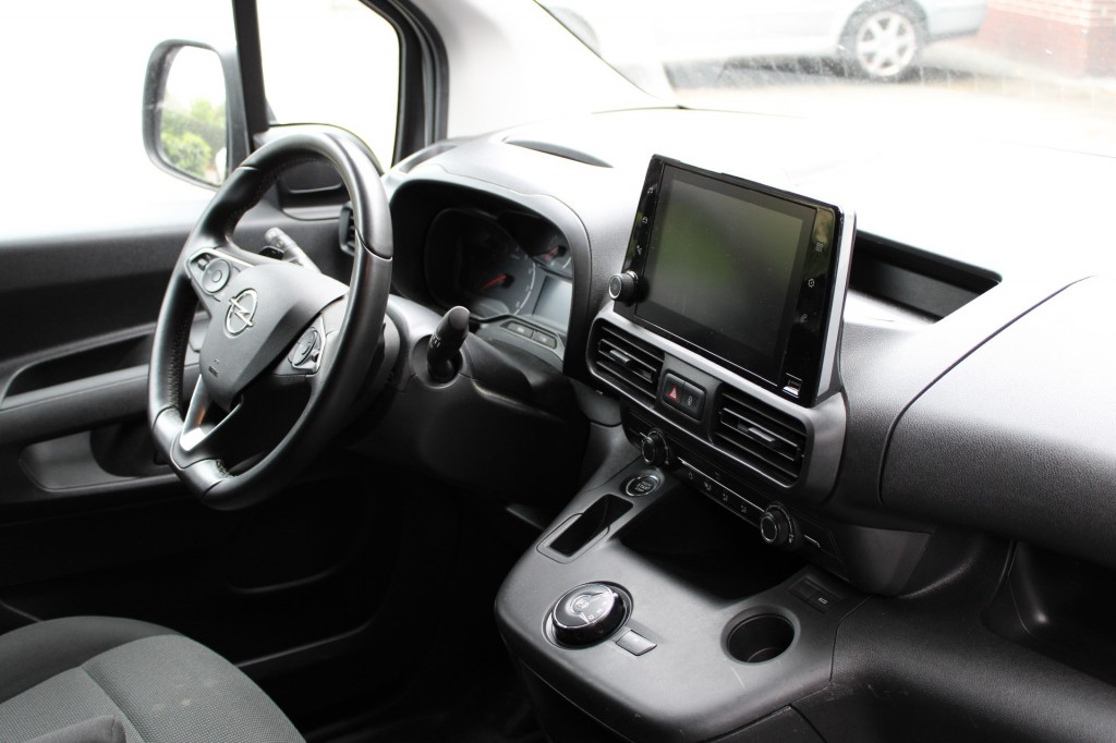 OPEL-COMBO-1.5D L1H1 EDITION 130PK AUTOMAAT Navi PDC Carplay Keyless