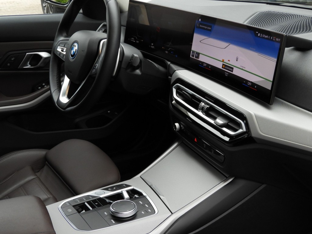 BMW-3-SERIE-320E PLUG-IN HYBRID WIDESCREEN NIEUW MODEL