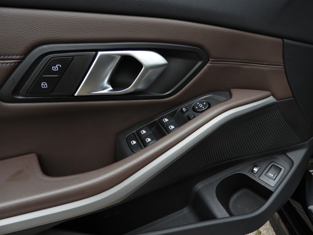 BMW-3-SERIE-320E PLUG-IN HYBRID WIDESCREEN NIEUW MODEL