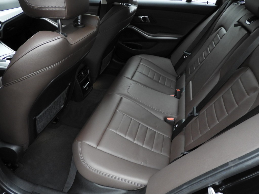 BMW-3-SERIE-320E PLUG-IN HYBRID WIDESCREEN NIEUW MODEL