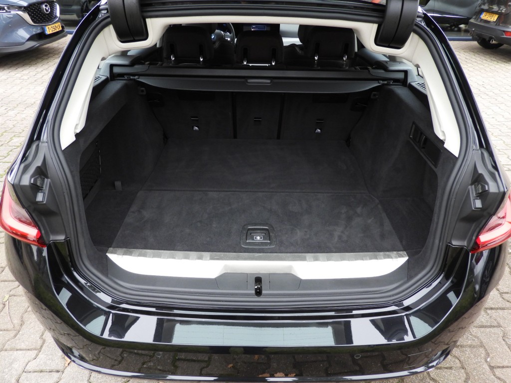 BMW-3-SERIE-320E PLUG-IN HYBRID WIDESCREEN NIEUW MODEL