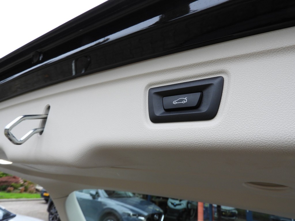 BMW-3-SERIE-320E PLUG-IN HYBRID WIDESCREEN NIEUW MODEL