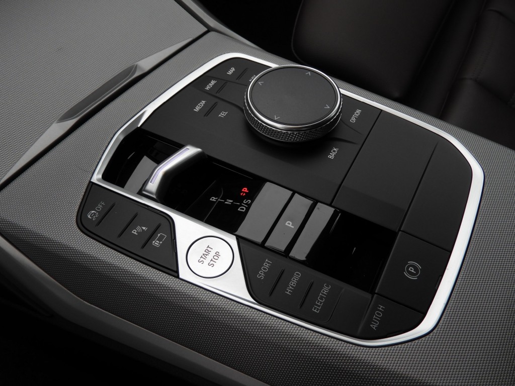 BMW-3-SERIE-320E PLUG-IN HYBRID WIDESCREEN NIEUW MODEL