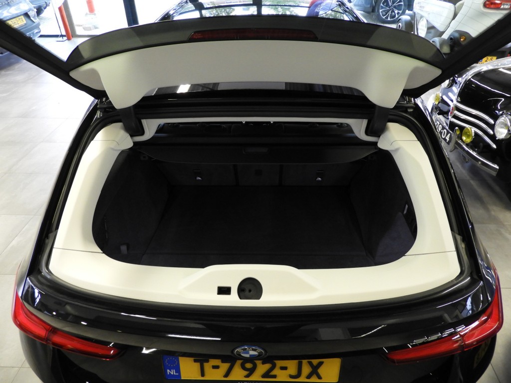 BMW-3-SERIE-320E PLUG-IN HYBRID WIDESCREEN NIEUW MODEL