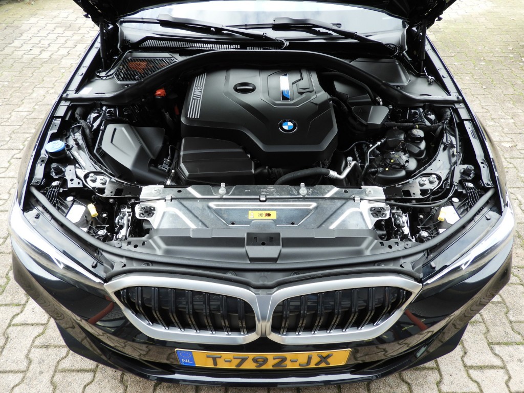 BMW-3-SERIE-320E PLUG-IN HYBRID WIDESCREEN NIEUW MODEL