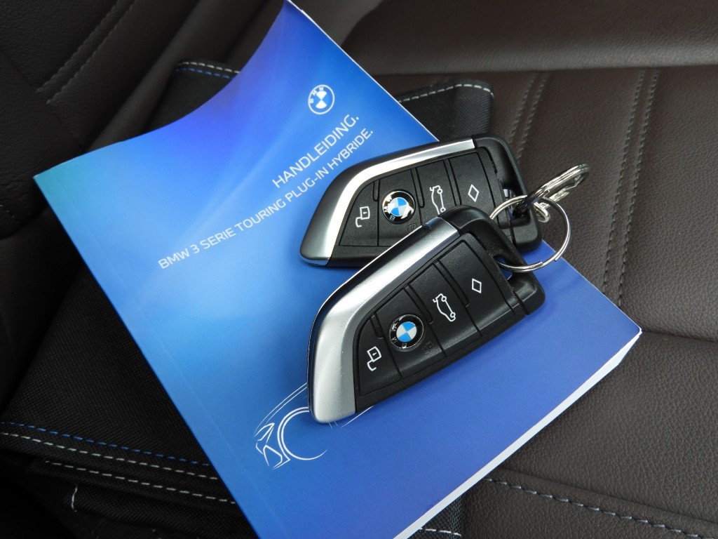 BMW-3-SERIE-320E PLUG-IN HYBRID WIDESCREEN NIEUW MODEL