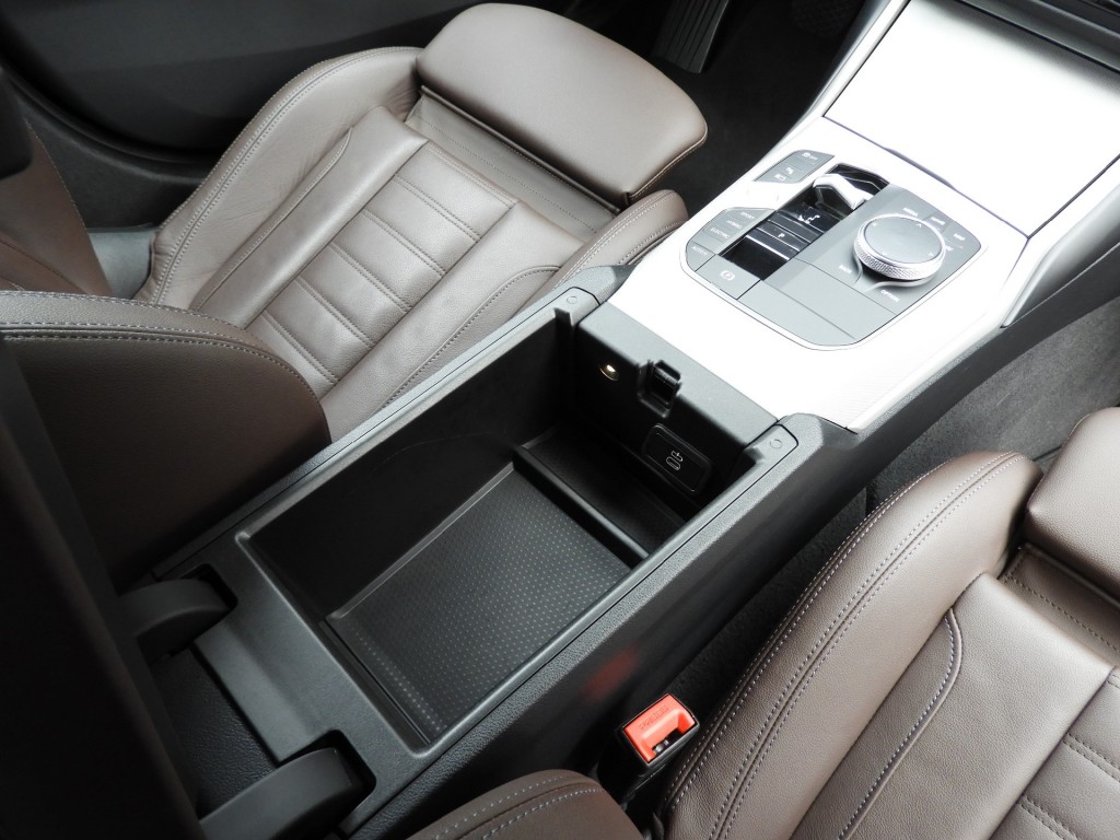 BMW-3-SERIE-320E PLUG-IN HYBRID WIDESCREEN NIEUW MODEL