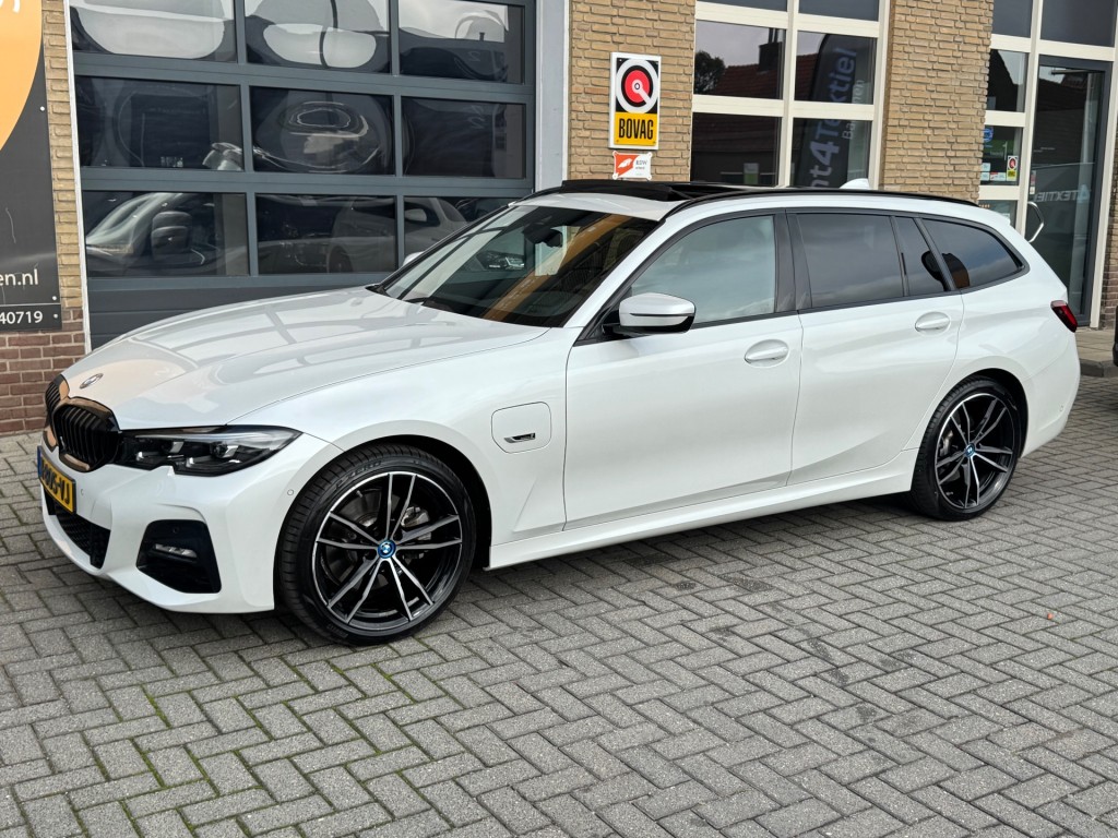 BMW-3-SERIE-320e TOURING HIGH EXECUTIVE M-SPORT PANO/LEER/LED/CAMERA/NL-AUTO