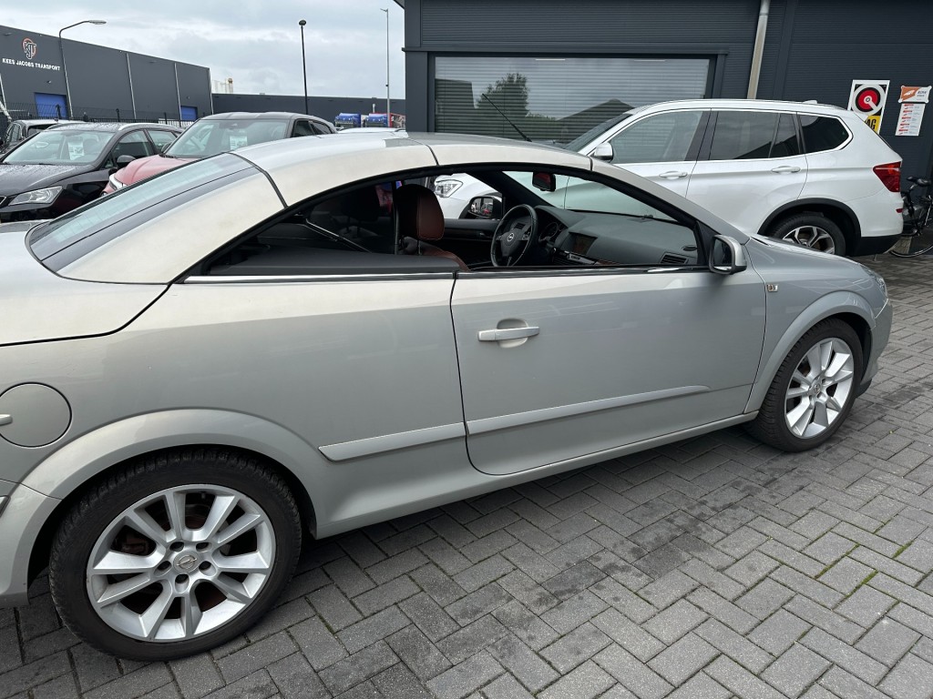 OPEL-ASTRA-Cabriolet 1.8 Cosmo Navigatie Leder stoelverw.