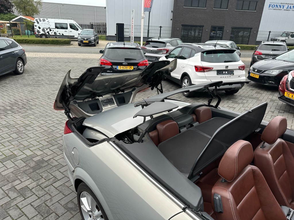 OPEL-ASTRA-Cabriolet 1.8 Cosmo Navigatie Leder stoelverw.