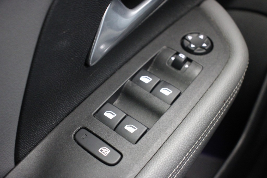 OPEL-MOKKA-E-Elegance 50-kWh 11kw - Carplay, Navi, Camera, Clima, Stoel/Stuur verwarming