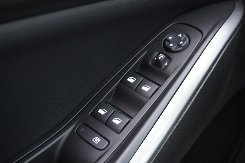 OPEL-GRANDLAND-1.2 Turbo GS / Camera + PDC / Navi Pro / 18 inch / DAB+