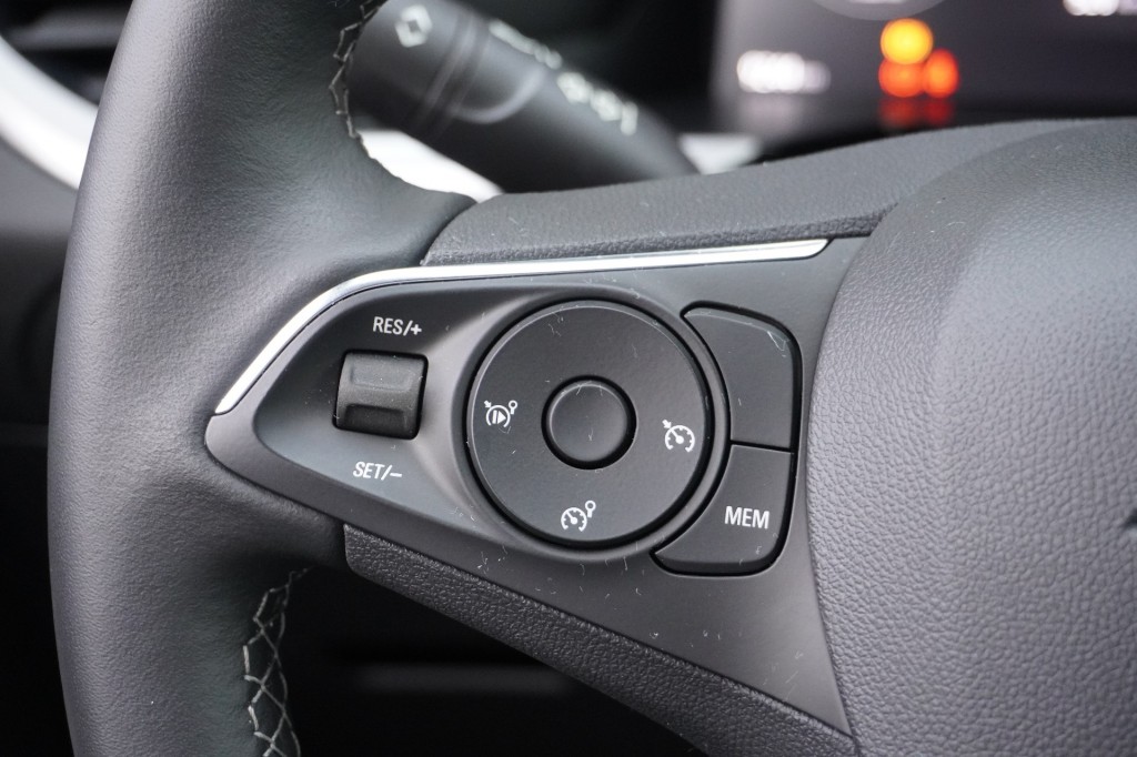 OPEL-GRANDLAND-1.2 Turbo GS / Camera + PDC / Navi Pro / 18 inch / DAB+