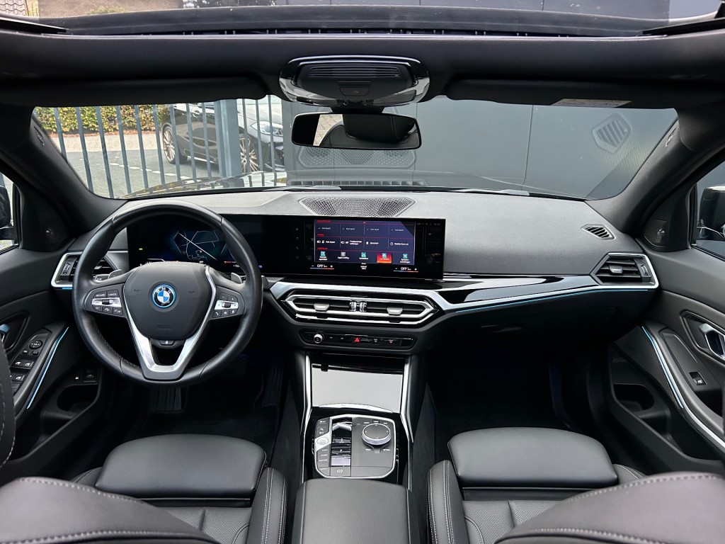 BMW-3-SERIE-Touring 330e xDrive Pano ACC Leder H/K Sfeerlicht L-Cockpit Trekhaak