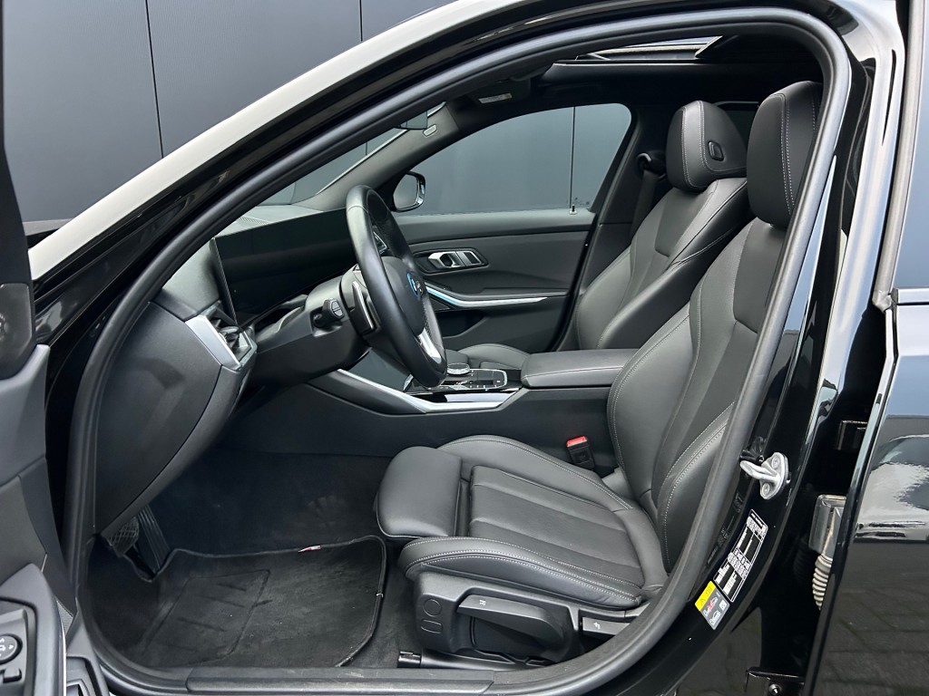 BMW-3-SERIE-Touring 330e xDrive Pano ACC Leder H/K Sfeerlicht L-Cockpit Trekhaak