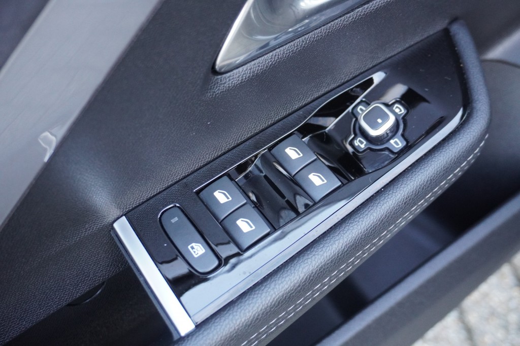 OPEL-ASTRA-Sports Tourer 1.6 Turbo Hybrid Ultimate / Panoramadak / Camera / AGR-stoelen / Winterpakket