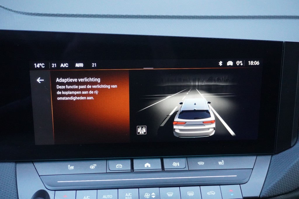 OPEL-ASTRA-Sports Tourer 1.6 Turbo Hybrid Ultimate / Panoramadak / Camera / AGR-stoelen / Winterpakket