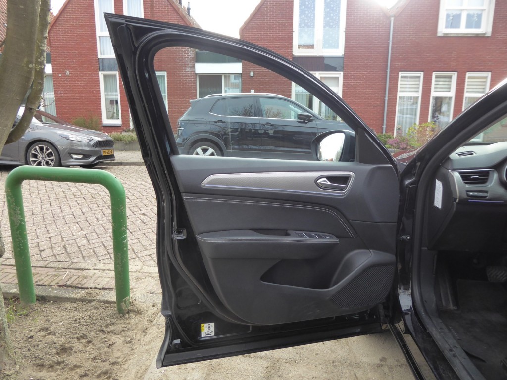 RENAULT-ARKANA-1.6 E-Tech Hybrid 145 Intens