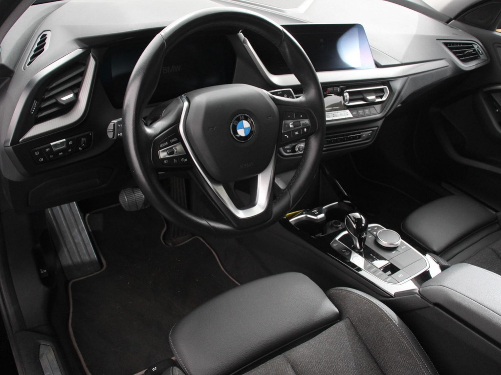 BMW-1-SERIE-118i Automaat High Executive   Navigatie   Apple Carplay/Android Auto   Parkeersensoren   Virtual Cockpit   Stoelverwarming   Cr