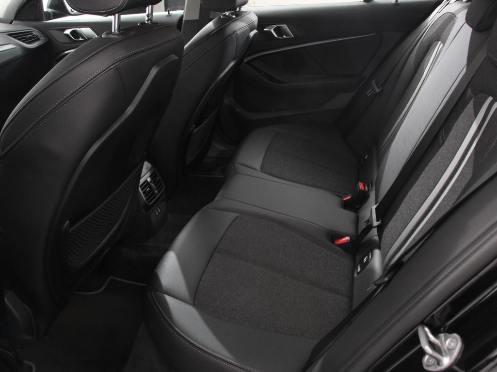 BMW-1-SERIE-118i Automaat High Executive   Navigatie   Apple Carplay/Android Auto   Parkeersensoren   Virtual Cockpit   Stoelverwarming   Cr