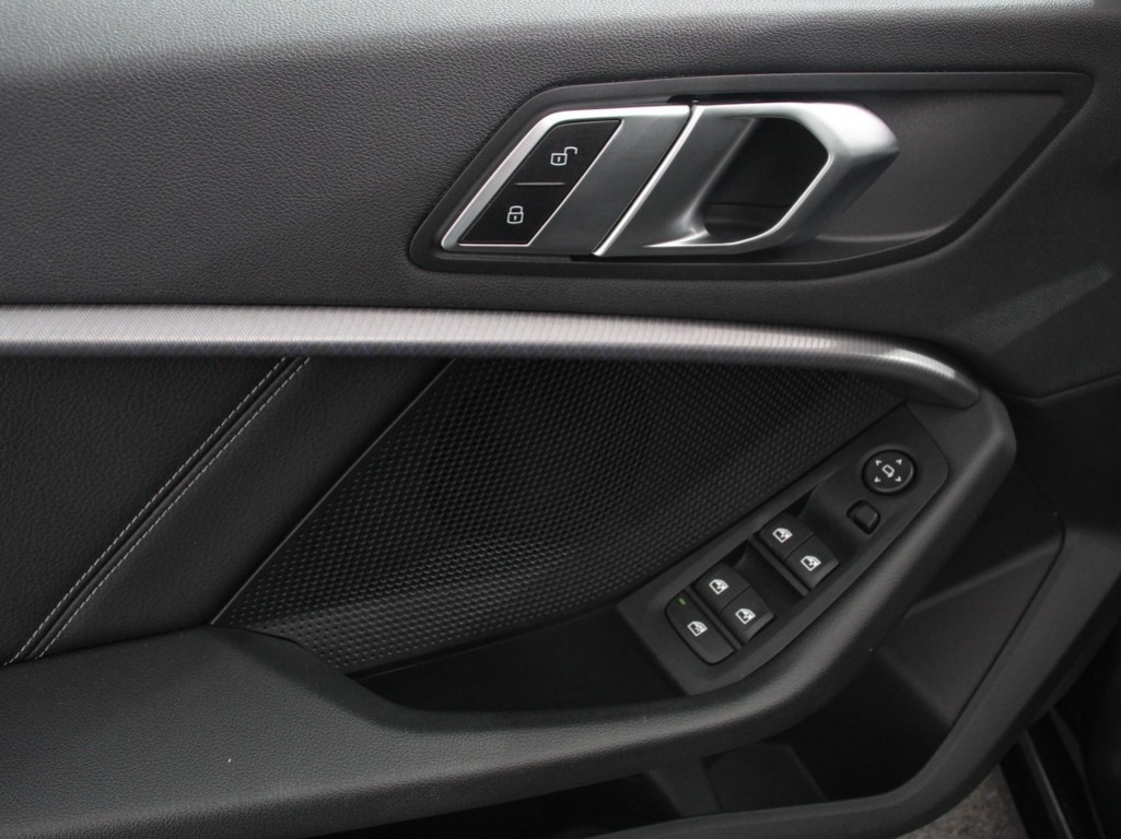 BMW-1-SERIE-118i Automaat High Executive   Navigatie   Apple Carplay/Android Auto   Parkeersensoren   Virtual Cockpit   Stoelverwarming   Cr