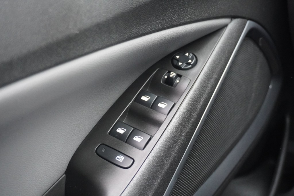 OPEL-CROSSLAND X-1.2 Turbo 110pk Innovation / Camera / Stoel- en stuurverwarming / Navi