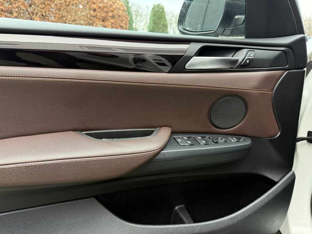 BMW-X3-sDrive20i High Exe,SportLeer,Xenon,Elekt Trekhk,NaviPro,Dealer OH,Stoelverw