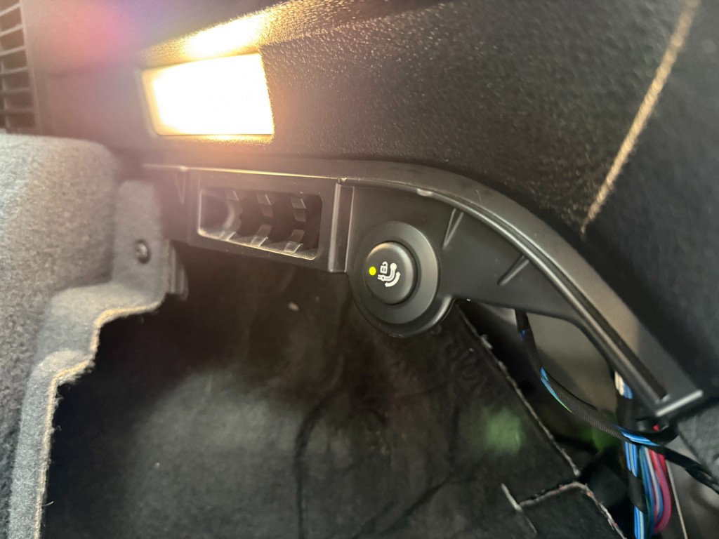 BMW-X3-sDrive20i High Exe,SportLeer,Xenon,Elekt Trekhk,NaviPro,Dealer OH,Stoelverw