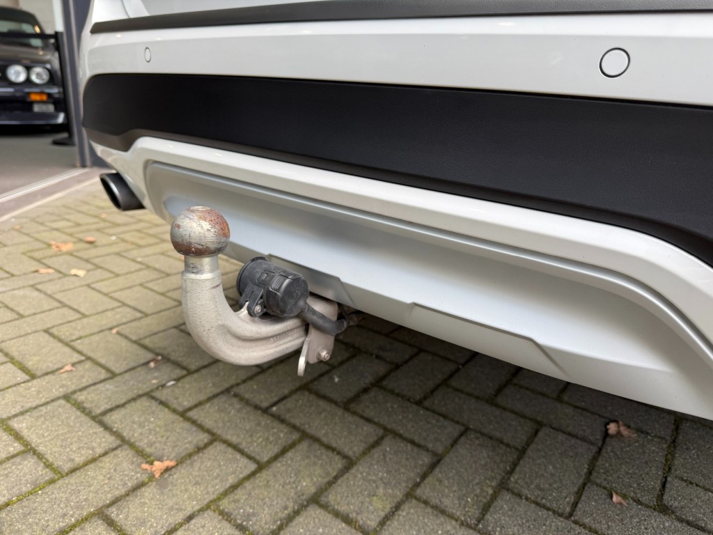 BMW-X3-sDrive20i High Exe,SportLeer,Xenon,Elekt Trekhk,NaviPro,Dealer OH,Stoelverw