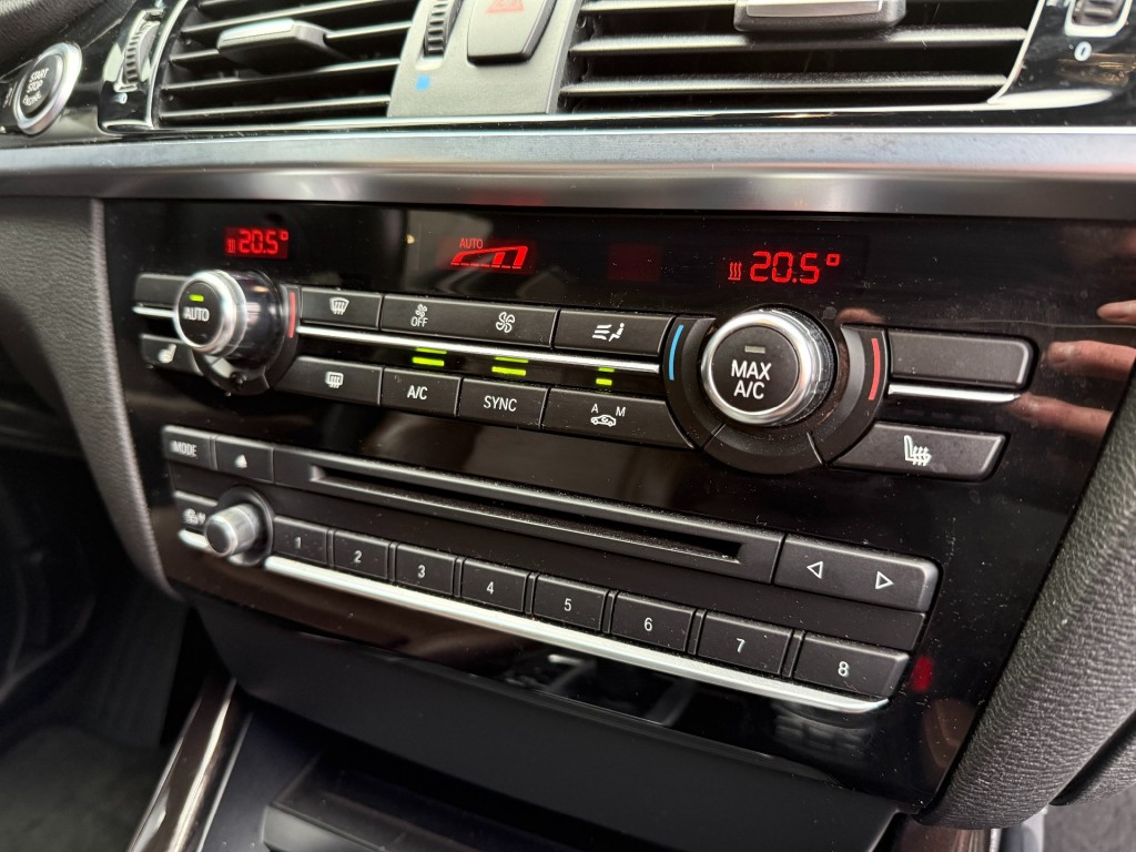 BMW-X3-sDrive20i High Exe,SportLeer,Xenon,Elekt Trekhk,NaviPro,Dealer OH,Stoelverw