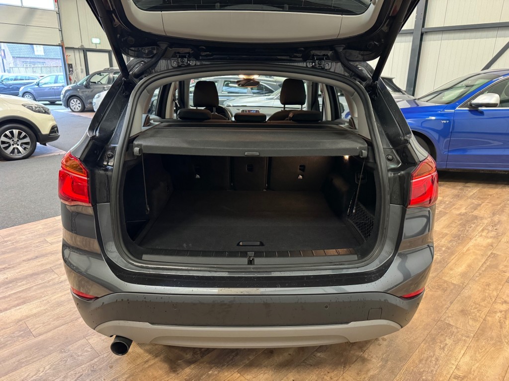 BMW-X1-sDrive 18i Centennial Executive / AUTOMAAT / NAVI / PDC /