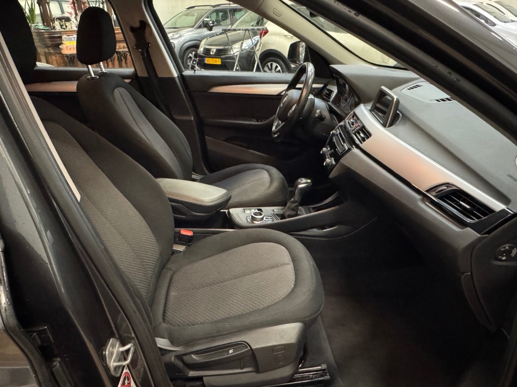 BMW-X1-sDrive 18i Centennial Executive / AUTOMAAT / NAVI / PDC /