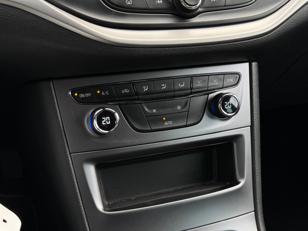 OPEL-ASTRA-1.2 Blitz Edition - 1e eig - camera - trekhaak