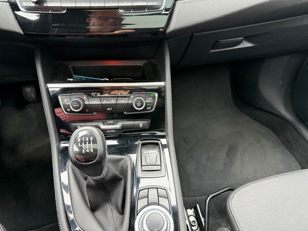 BMW-2-SERIE GRAN TOURER-218I SPORT 7 Persoon .zeer nette auto-Panorama ,Leer.