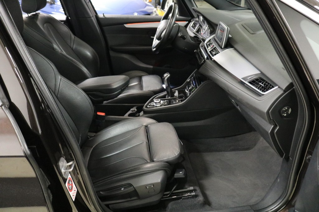 BMW-2-SERIE GRAN TOURER-218I SPORT 7 Persoon .zeer nette auto-Panorama ,Leer.