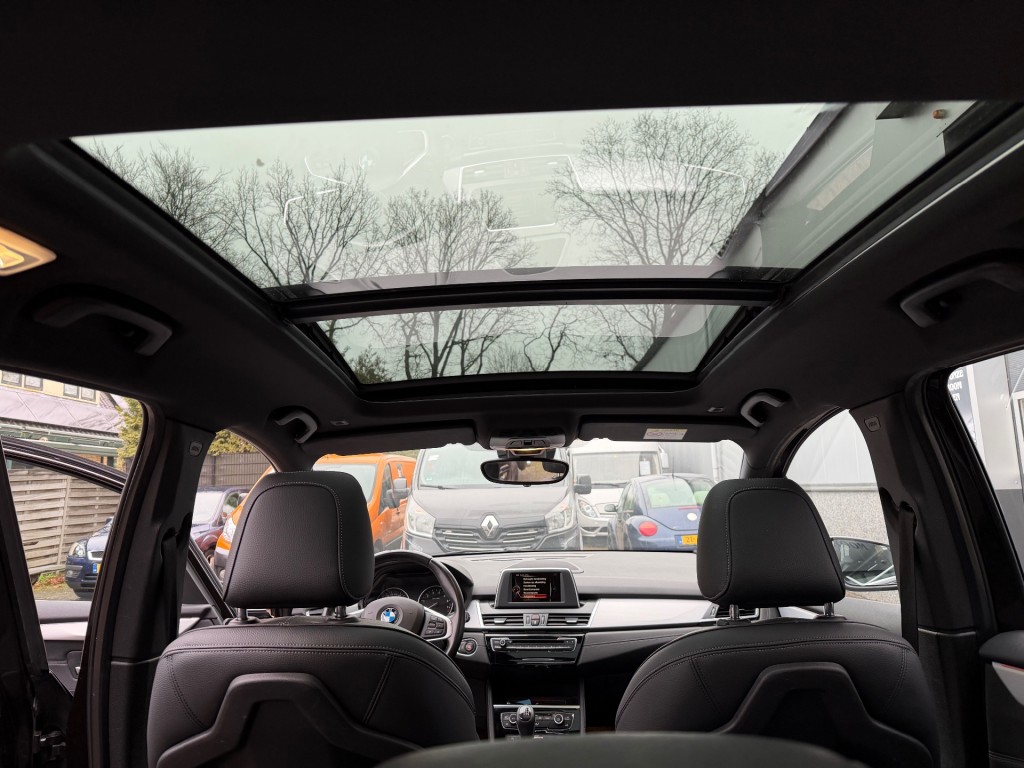 BMW-2-SERIE GRAN TOURER-218I SPORT 7 Persoon .zeer nette auto-Panorama ,Leer.