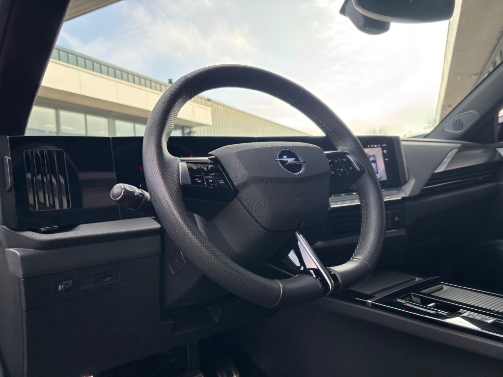 OPEL-ASTRA-1.2 GS AUTOMAAT 130PK NAVI PDC-CAMERA WINTERPACK.