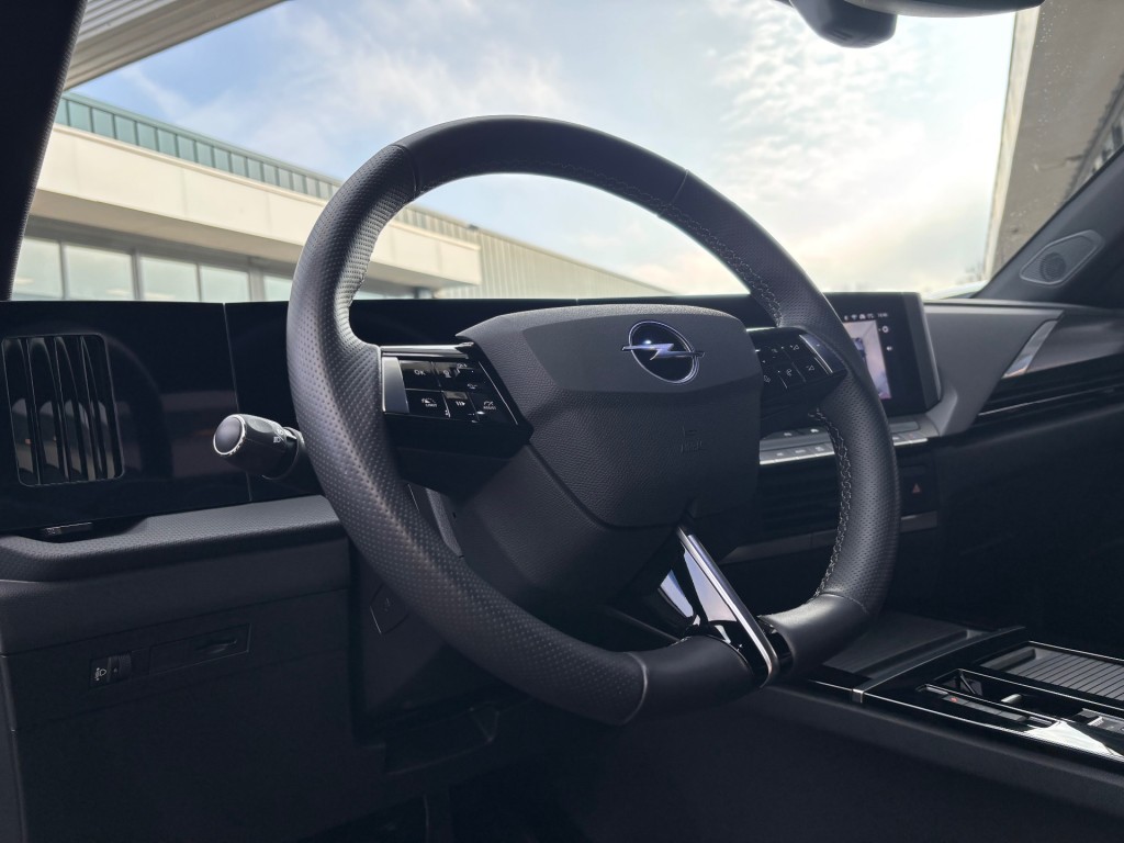 OPEL-ASTRA-1.2 GS AUTOMAAT 130PK NAVI PDC-CAMERA WINTERPACK.