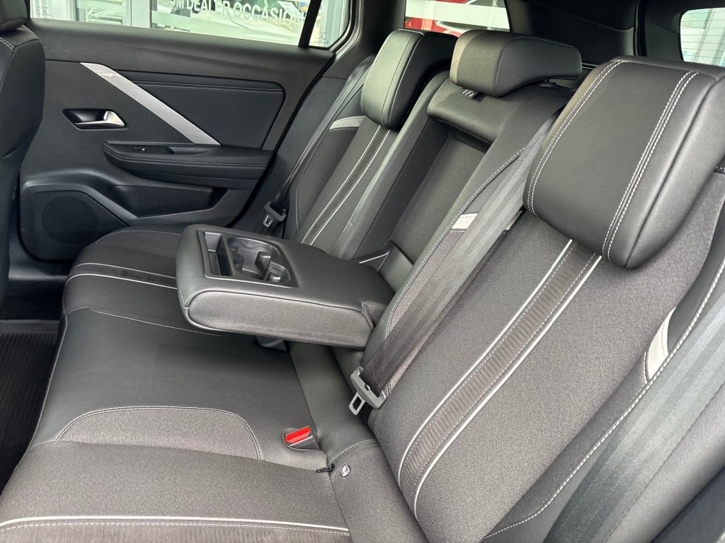 OPEL-ASTRA-1.2 GS AUTOMAAT 130PK NAVI PDC-CAMERA WINTERPACK.